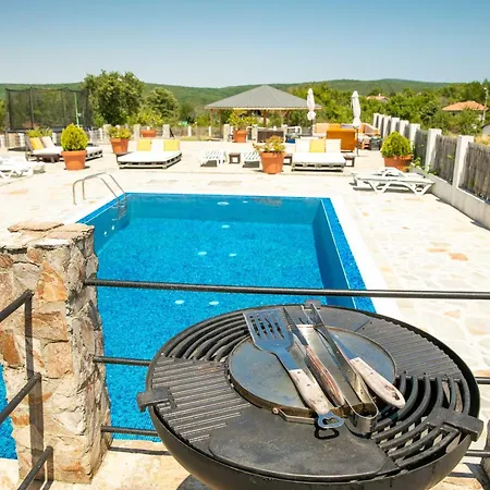 Luxury, Private Pool, Sauna, Beach! וילה